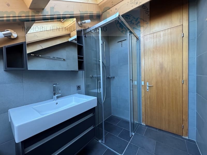 Badezimmer mit Dusche