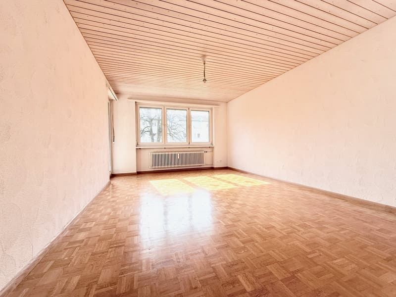 empty room, wooden parquet floor, white walls, wooden ceiling, window, radiator