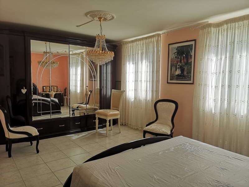 Large comfortable and well-maintained family home (6)