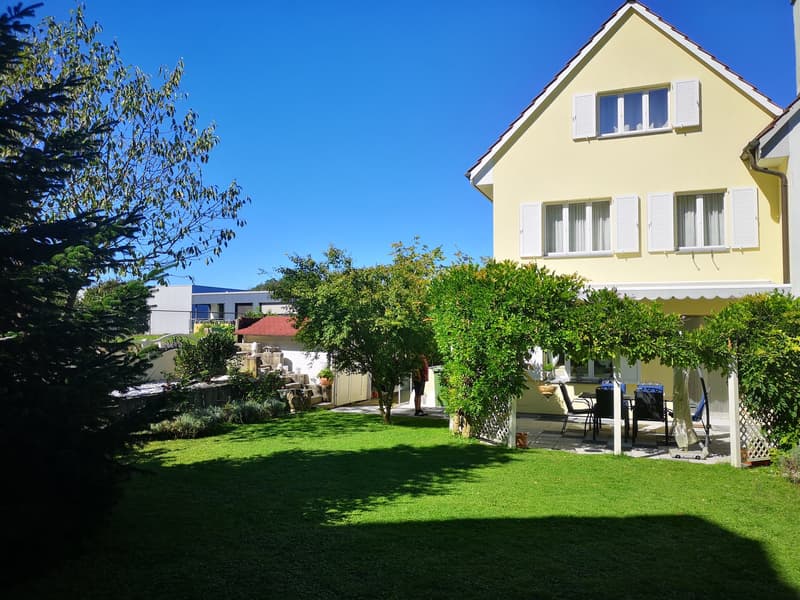 Large comfortable and well-maintained family home (2)