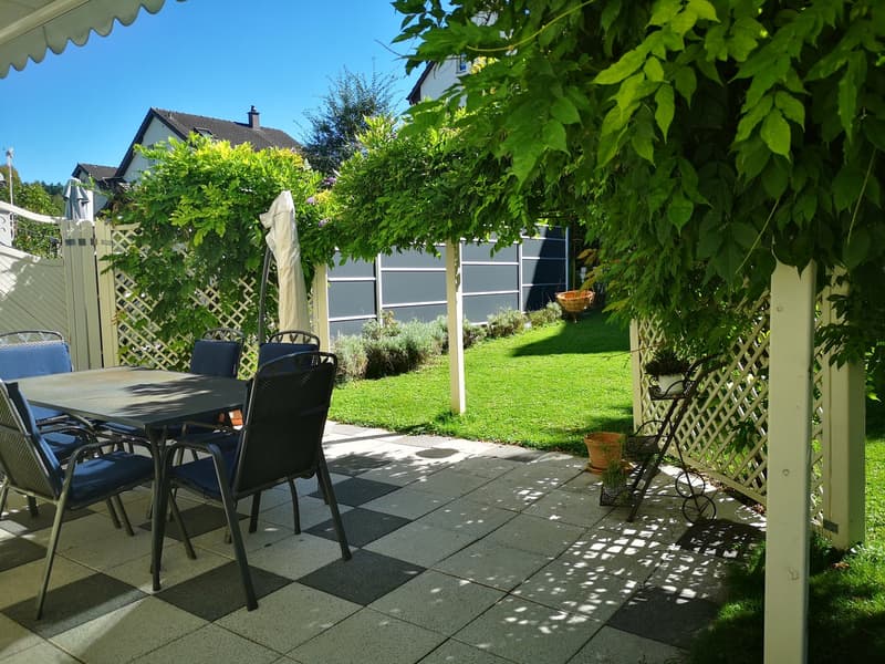 Large comfortable and well-maintained family home (9)