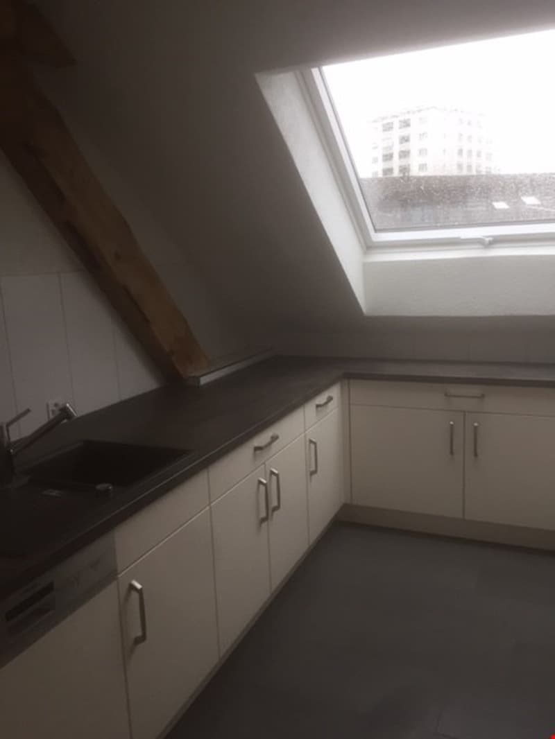 grosszügige 2.5 Zimmer Altbauwohnung im Dachgeschoss mit Dachterrasse (10)