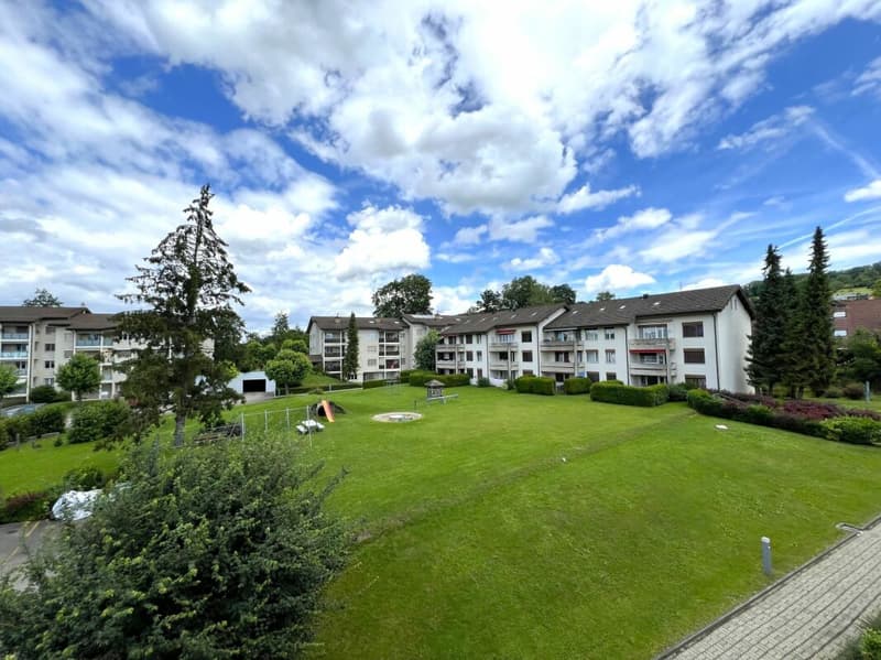 Aussenansicht mit Spielplatz