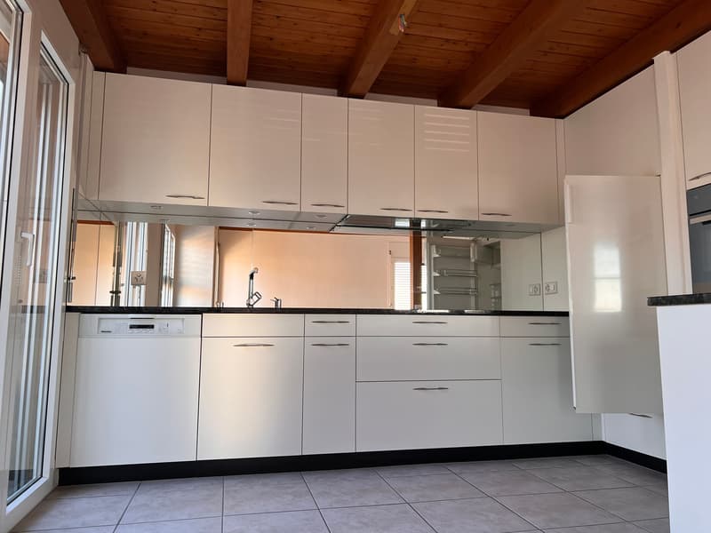 Moderne Küche mit Balkon