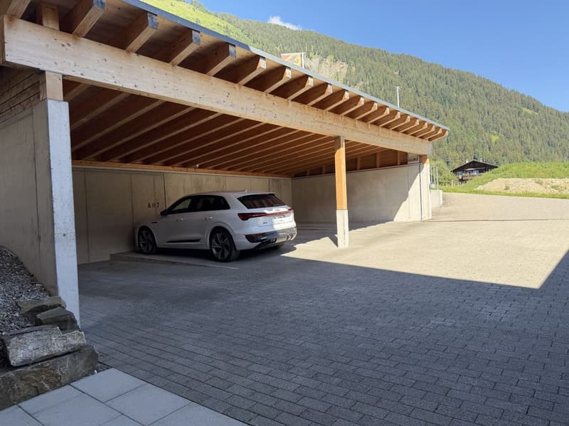 Überdachter Aussenparkplatz
