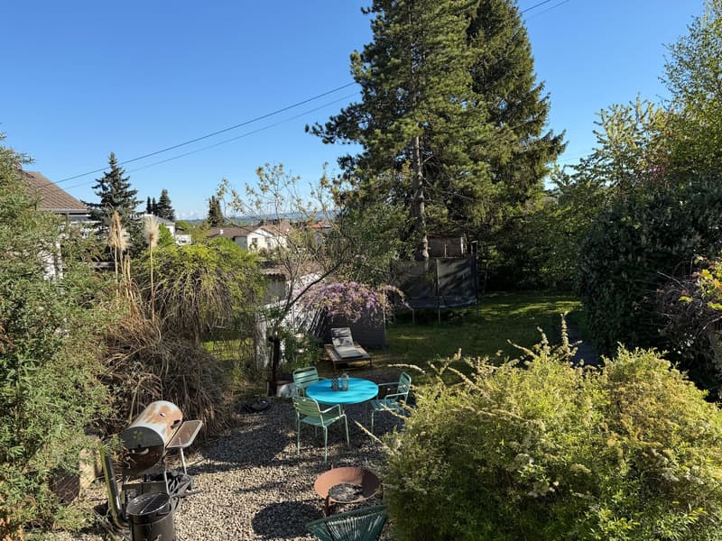 Sonniger Garten mit Terrasse