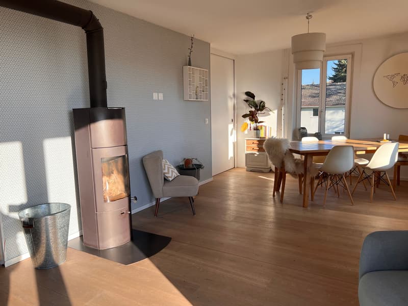 Helles Wohnzimmer mit Ofen