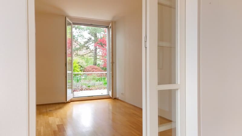 Lichtdurchflutete Wohnung mit Cheminée, Balkon, Terrasse & Ziergarten - Bruderholz (6)