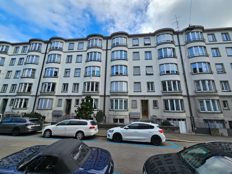 Charmante 2-Zimmer-Wohnung mit Balkon in Basel (1)