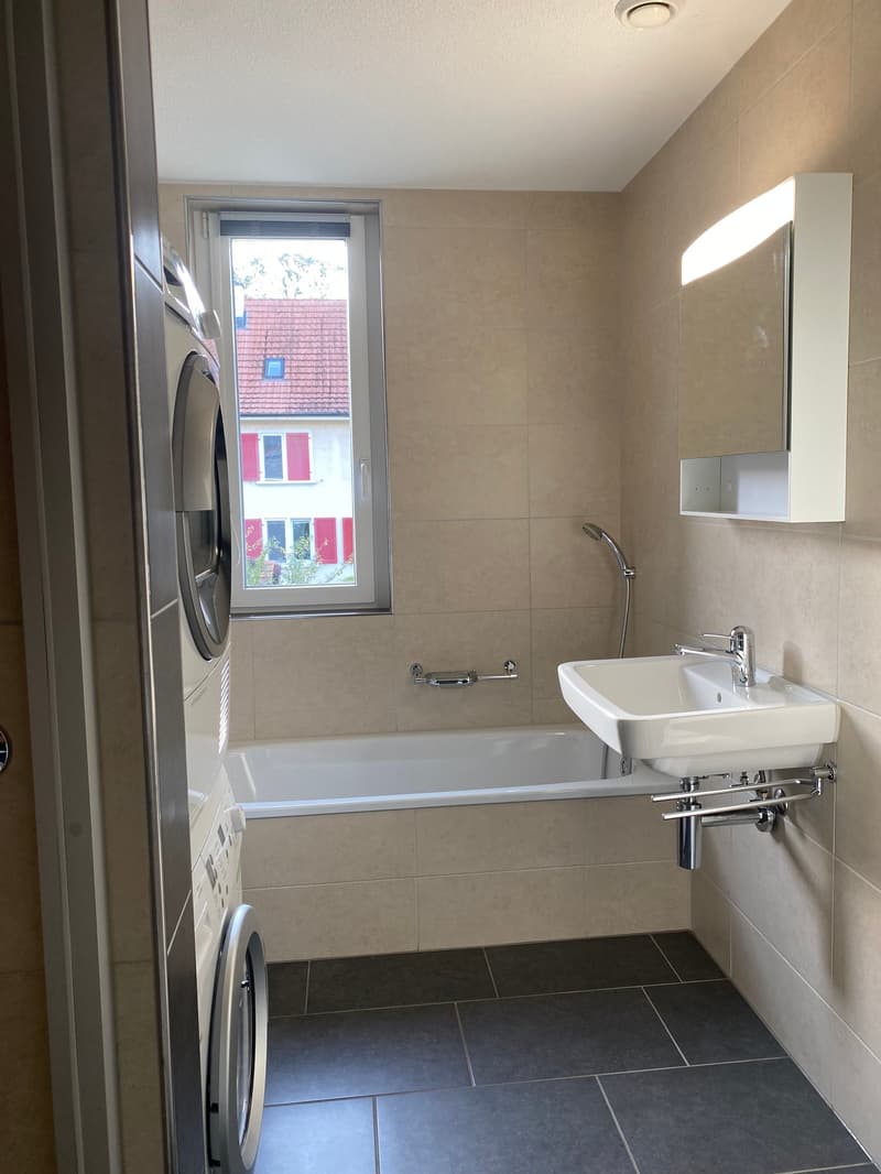 Schöne 3,5-Zimmerwohnung mit grossem, gedeckten Balkon (3)