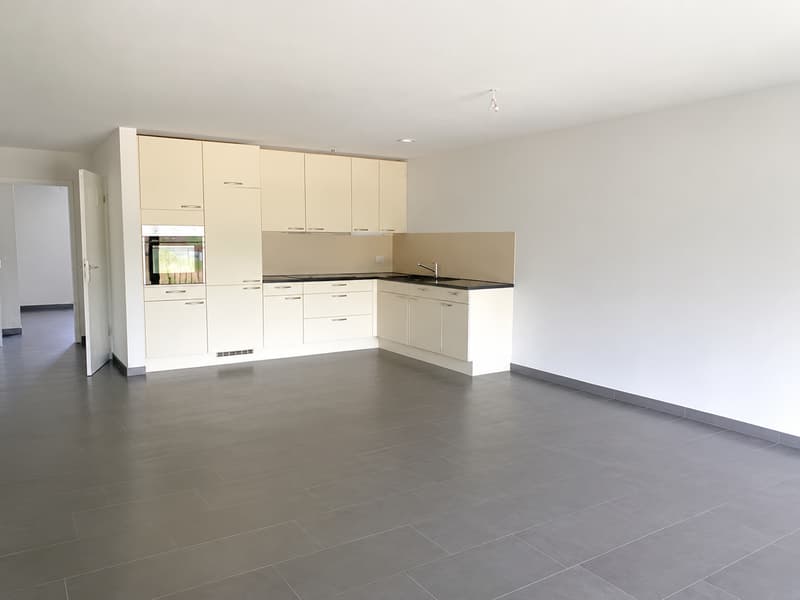 Schöne 3,5-Zimmerwohnung mit grossem, gedeckten Balkon (2)
