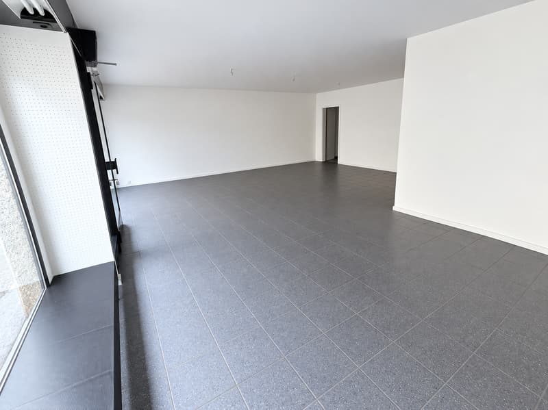 Einmalige Gelegenheit: Gewerberaum mit direktem Zugang zur 2-Zimmer-Wohnung (6)