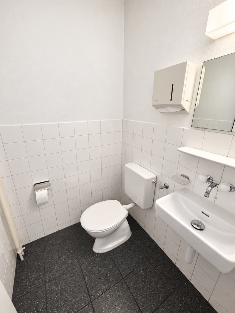 Einmalige Gelegenheit: Gewerberaum mit direktem Zugang zur 2-Zimmer-Wohnung (4)