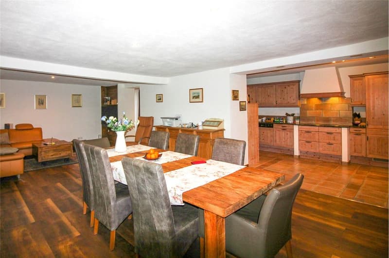 Mehrfamilienhaus mit Liebe zum Altbau-Charme (3)