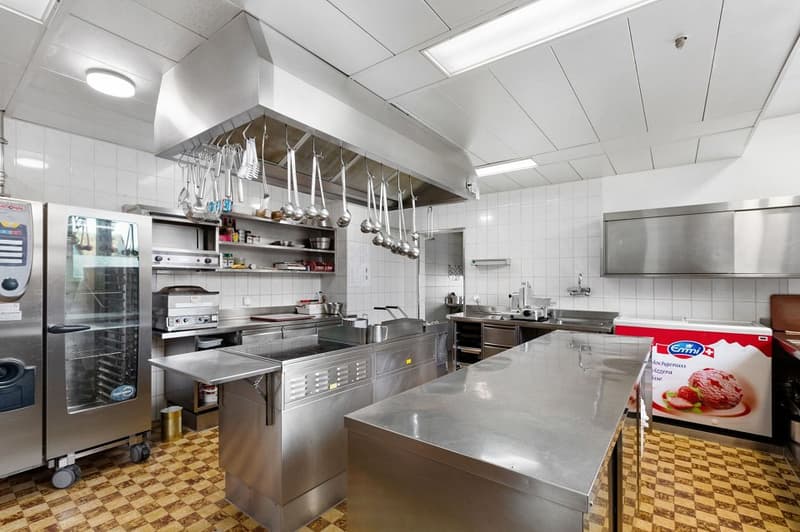 Restaurant de village attrayant avec belle terrasse de jardin, 2 pistes de bowling, système PV + 3 appartements (7)