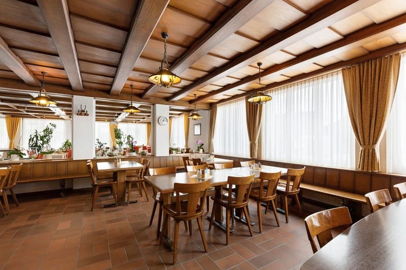 Restaurant de village attrayant avec belle terrasse de jardin, 2 pistes de bowling, système PV + 3 appartements (4)