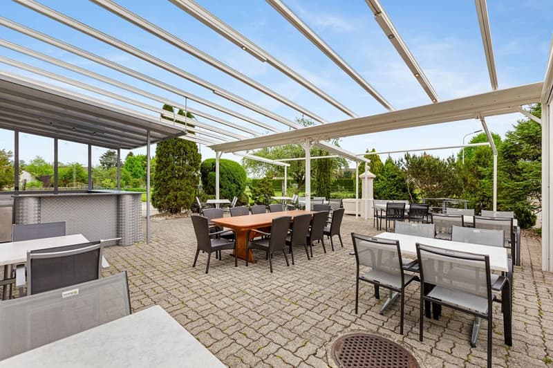 Restaurant de village attrayant avec belle terrasse de jardin, 2 pistes de bowling, système PV + 3 appartements (5)