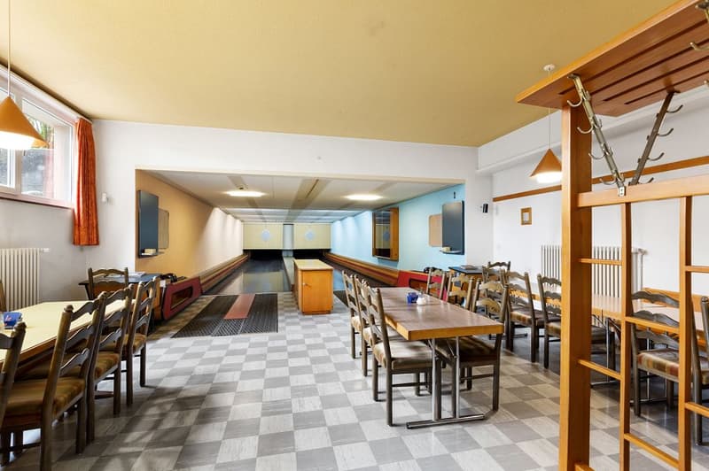 Restaurant de village attrayant avec belle terrasse de jardin, 2 pistes de bowling, système PV + 3 appartements (6)