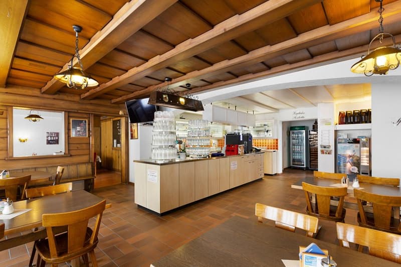 Restaurant de village attrayant avec belle terrasse de jardin, 2 pistes de bowling, système PV + 3 appartements (2)