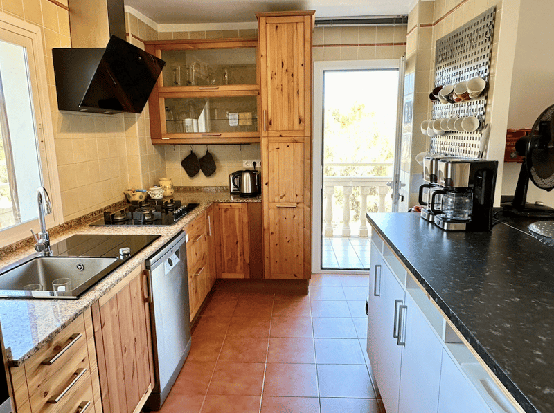 Fantastic property with pool and landlord license for 8 people! (20)