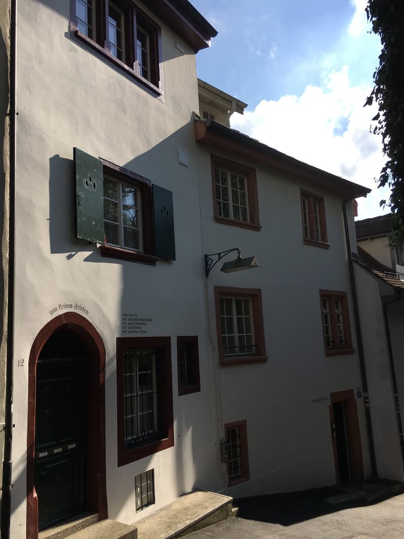 Charmante Altbauwohnung in der historischen Altstadt von Basel (1)