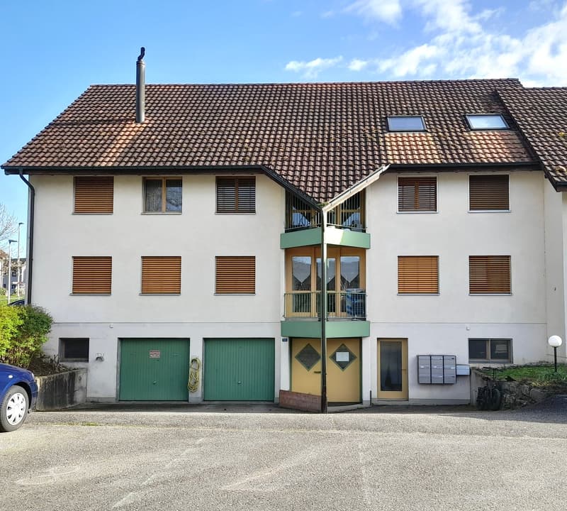 Moderne 1.5 Zimmer Dachgeschosswohnung mit grossem Balkon, schöner Aussicht und Garage in Brislach (1)