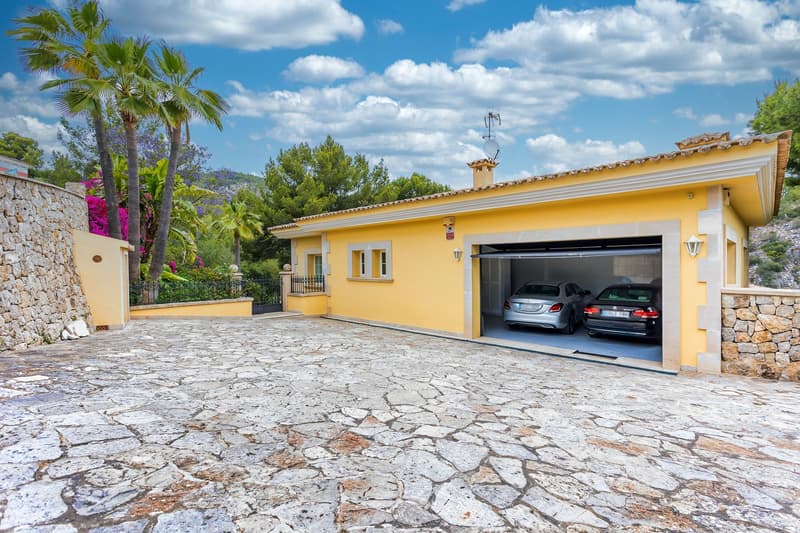 LUXURIOUS VILLA WITH BREATH-TAKING SEA VIEW IN A PRIVILEGED RESIDENTIAL AREA (4)