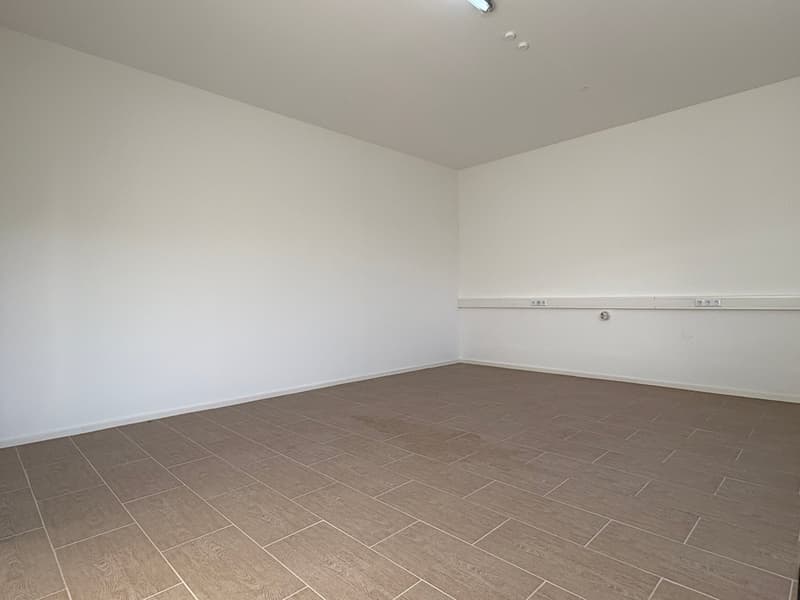empty room, white walls, tiled floor, no furniture