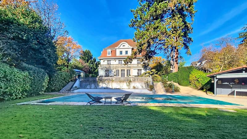 House with large garden, swimming pool, covered terrace, stone stairs