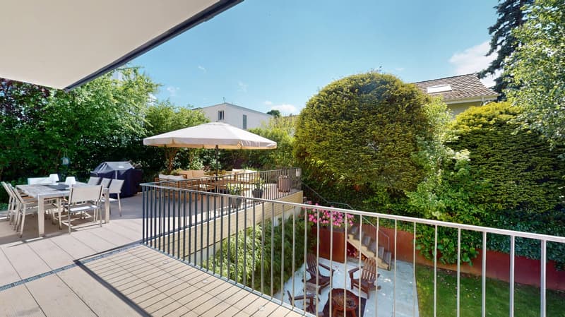 Freistehendes 6-Zimmer-EFH mit Terrasse, Garten und Garage an ruhiger Familienlage in Bottmingen (2)