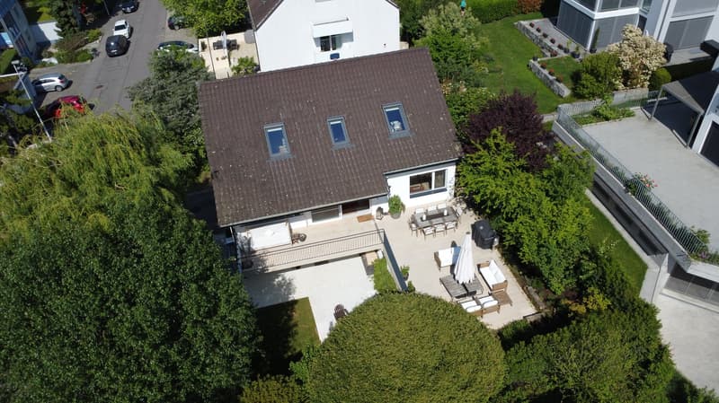 Freistehendes 6-Zimmer-EFH mit Terrasse, Garten und Garage an ruhiger Familienlage in Bottmingen (3)