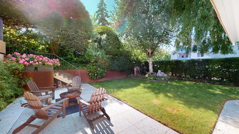 Freistehendes 6-Zimmer-EFH mit Terrasse, Garten und Garage an ruhiger Familienlage in Bottmingen (5)