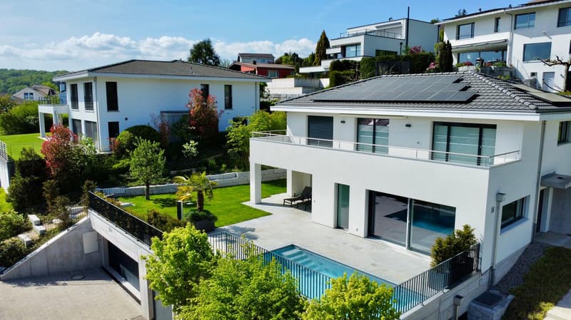 Lichtdurchflutetes 6,5 Zi-Family-Home mit Pool u. drei Garagen an bester 180 Grad- Panorama-Aussicht (1)