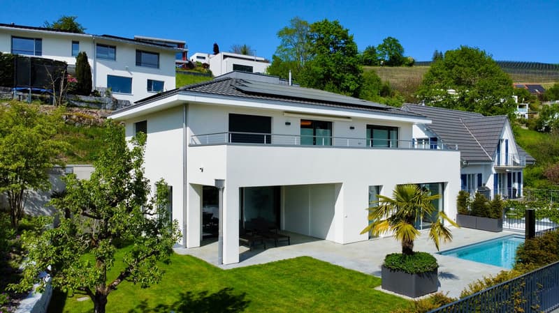Lichtdurchflutetes 6,5 Zi-Family-Home mit Pool u. drei Garagen an bester 180 Grad- Panorama-Aussicht (14)