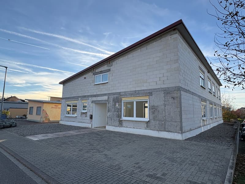 Moderne und hochwertige Gewerbeimmobilie mit ausgebautem EG & flexiblem Rohbau OG (1)