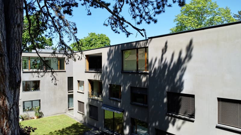 Schöne 4,5 Zi Maisonette-Wohnung mit überdachtem Balkon an ruhiger und begehrter Wohnlage in Riehen (1)