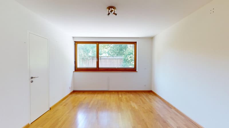 Schöne 4,5 Zi Maisonette-Wohnung mit überdachtem Balkon an ruhiger und begehrter Wohnlage in Riehen (3)