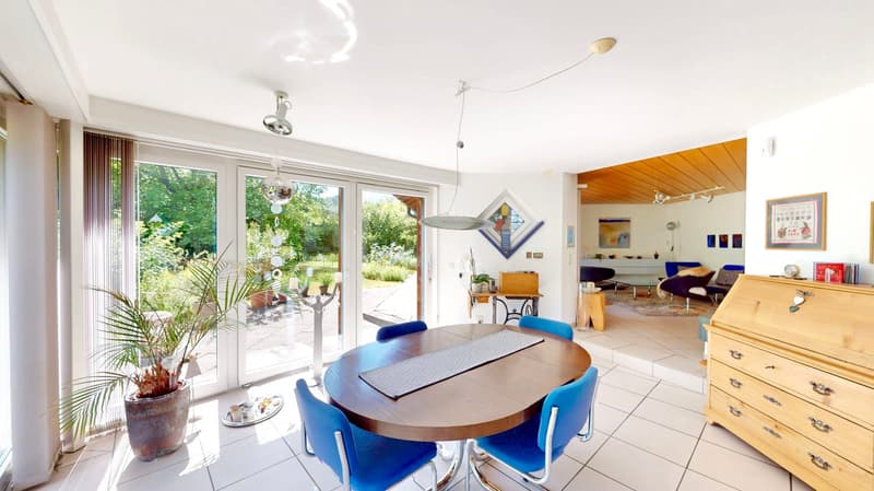 Gartenparadies zum Alltag - helles 6,5 Zimmer Architektenhaus mit Garage in verkehrsgünstiger Lage (4)