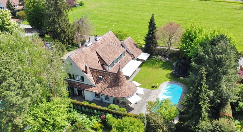Repräsentatives Anwesen mit Sauna, Gym und Aussenpool in Binningen (1)