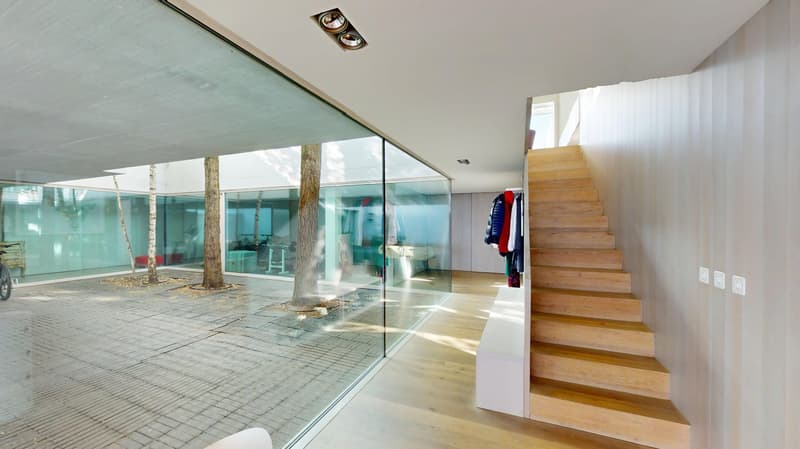 Lichtdurchlässige Räume in offener Architektur - grosszügiger Innenhof mit Pool in Binningen (2)