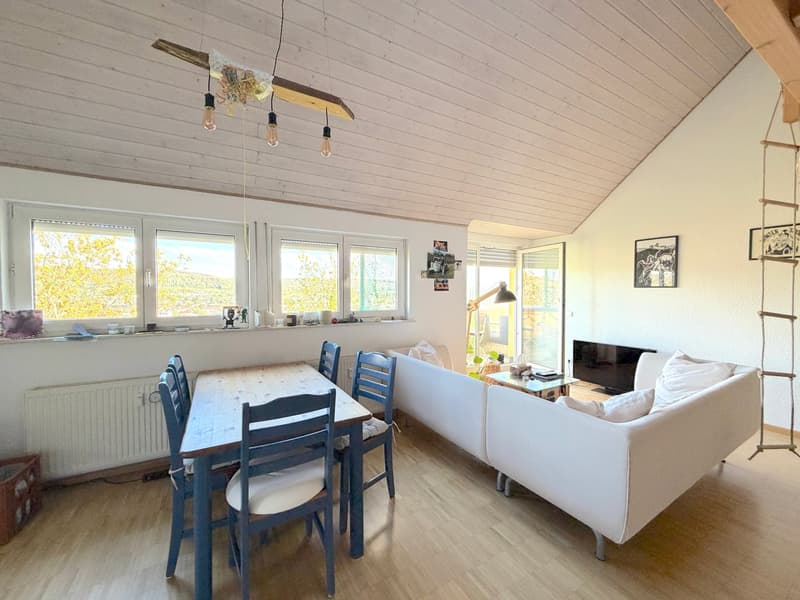 Großzügige Dachgeschosswohnung mit Galerien und Panoramablick an bester Tüllinger Aussichtslage (3)