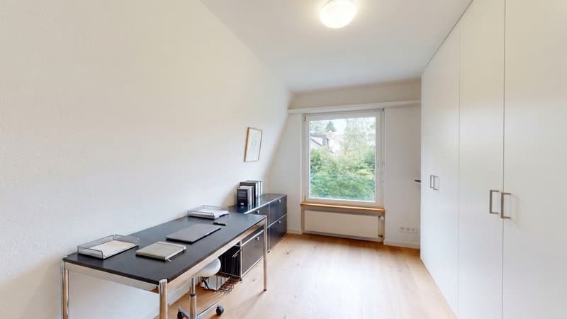 Exklusive 10-Zimmer-Villa mit Pool und eigenem Fitnessraum in Binningen (12)