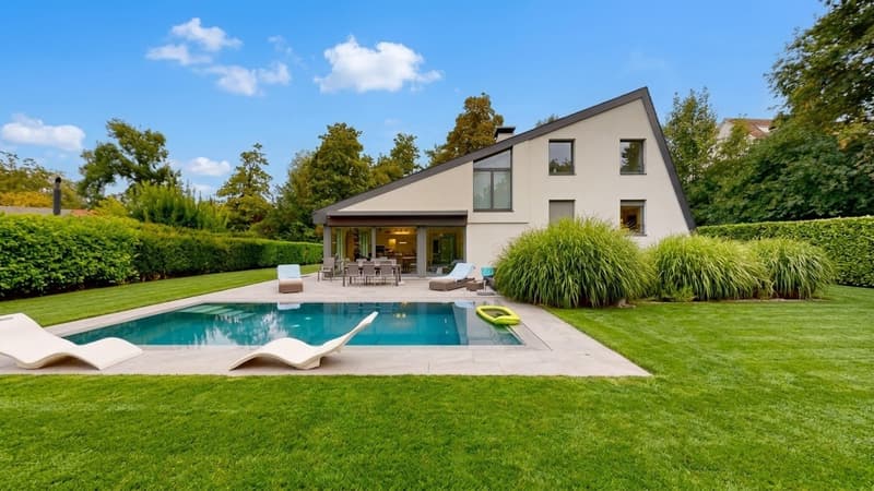 Exklusive 10-Zimmer-Villa mit Pool und eigenem Fitnessraum in Binningen (2)