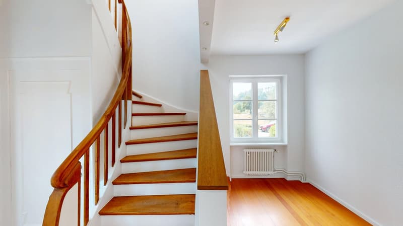 Ihre private Wohlfühloase: Grosszügiges 2-Parteienhaus mit Naturpool & Lounge-Garten (2)