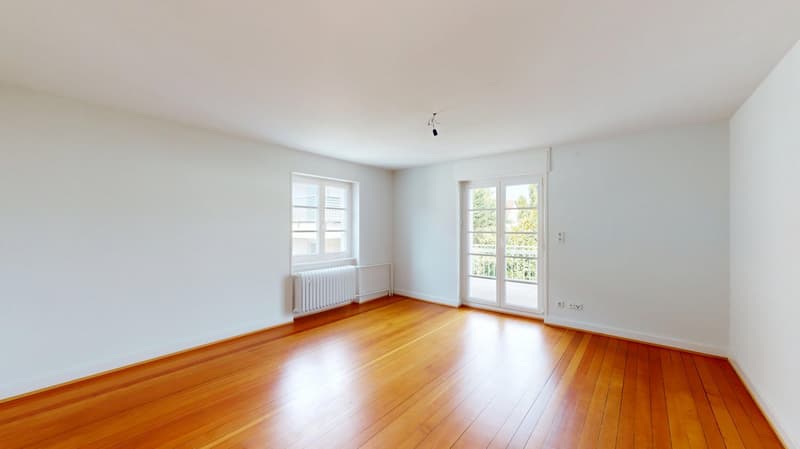 Ihre private Wohlfühloase: Grosszügiges 2-Parteienhaus mit Naturpool & Lounge-Garten (6)