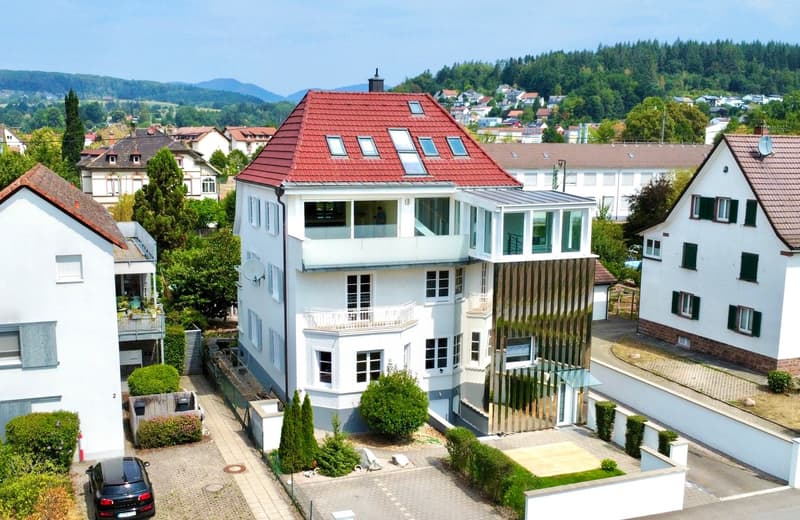Ihre private Wohlfühloase: Grosszügiges 2-Parteienhaus mit Naturpool & Lounge-Garten (1)