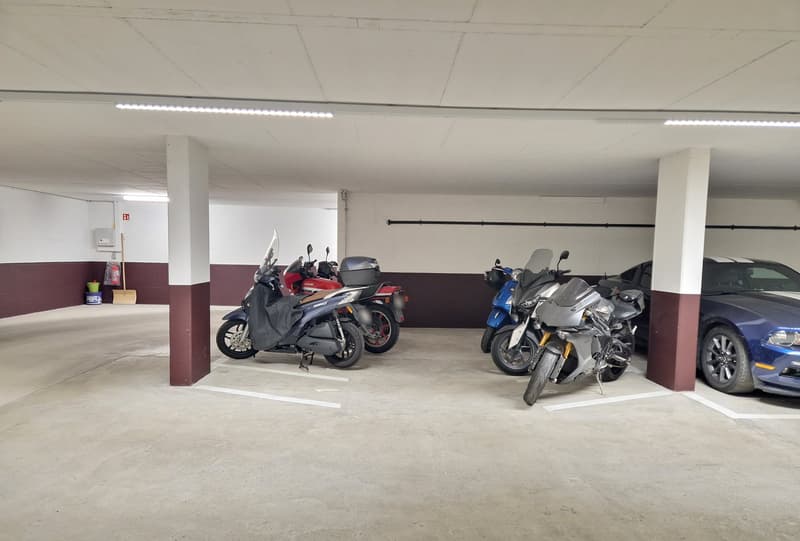 Freier Motorrad-Einstellhallenplatz zu vermieten (1)