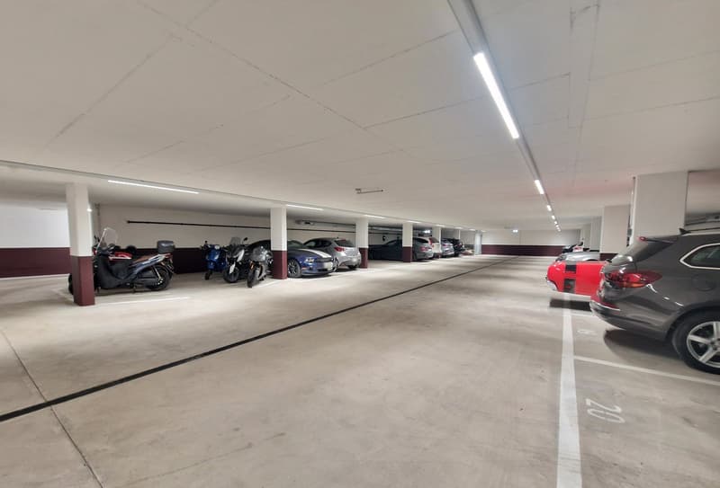 Freier Motorrad-Einstellhallenplatz zu vermieten (2)
