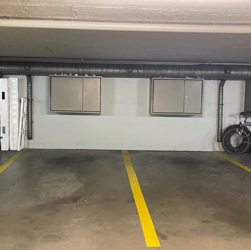 Grosse Autoeinstellhallenplätze mit Aufbewahrungsbox zu vermieten (2)