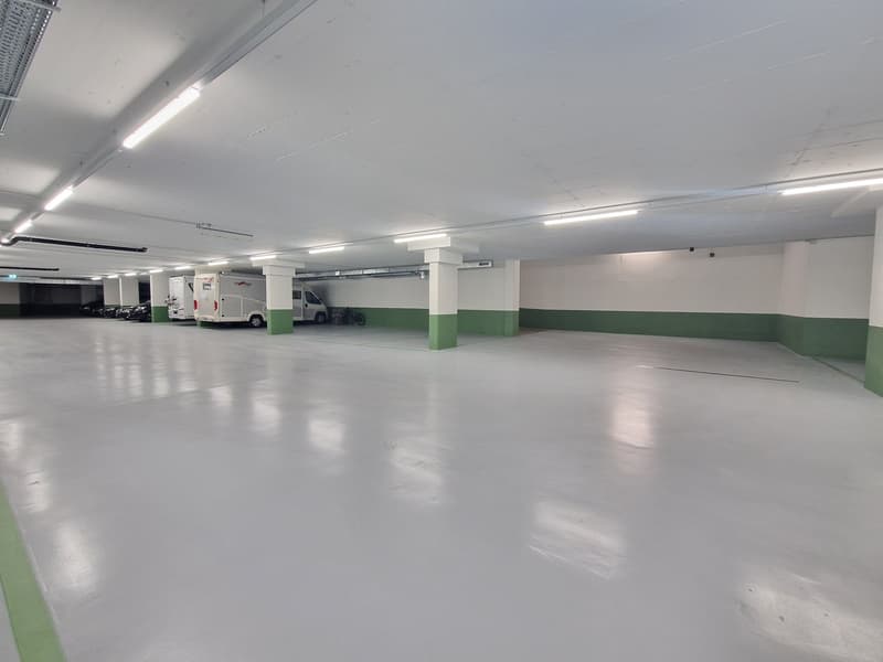 Grosse, sanierte Einstellhallenplätze im St. Johann (2)